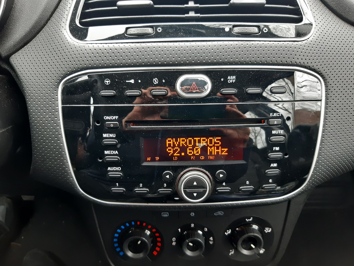 Comment changer l'autoradio Fiat Punto 2 ?