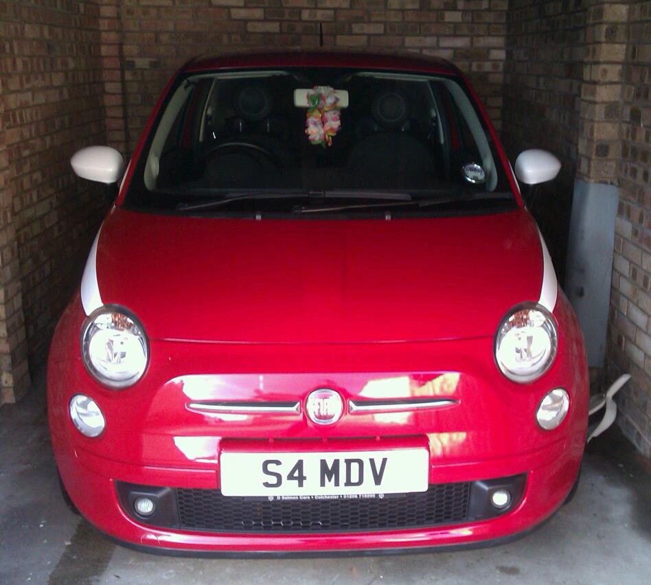 Fiat 500 with white mirror caps