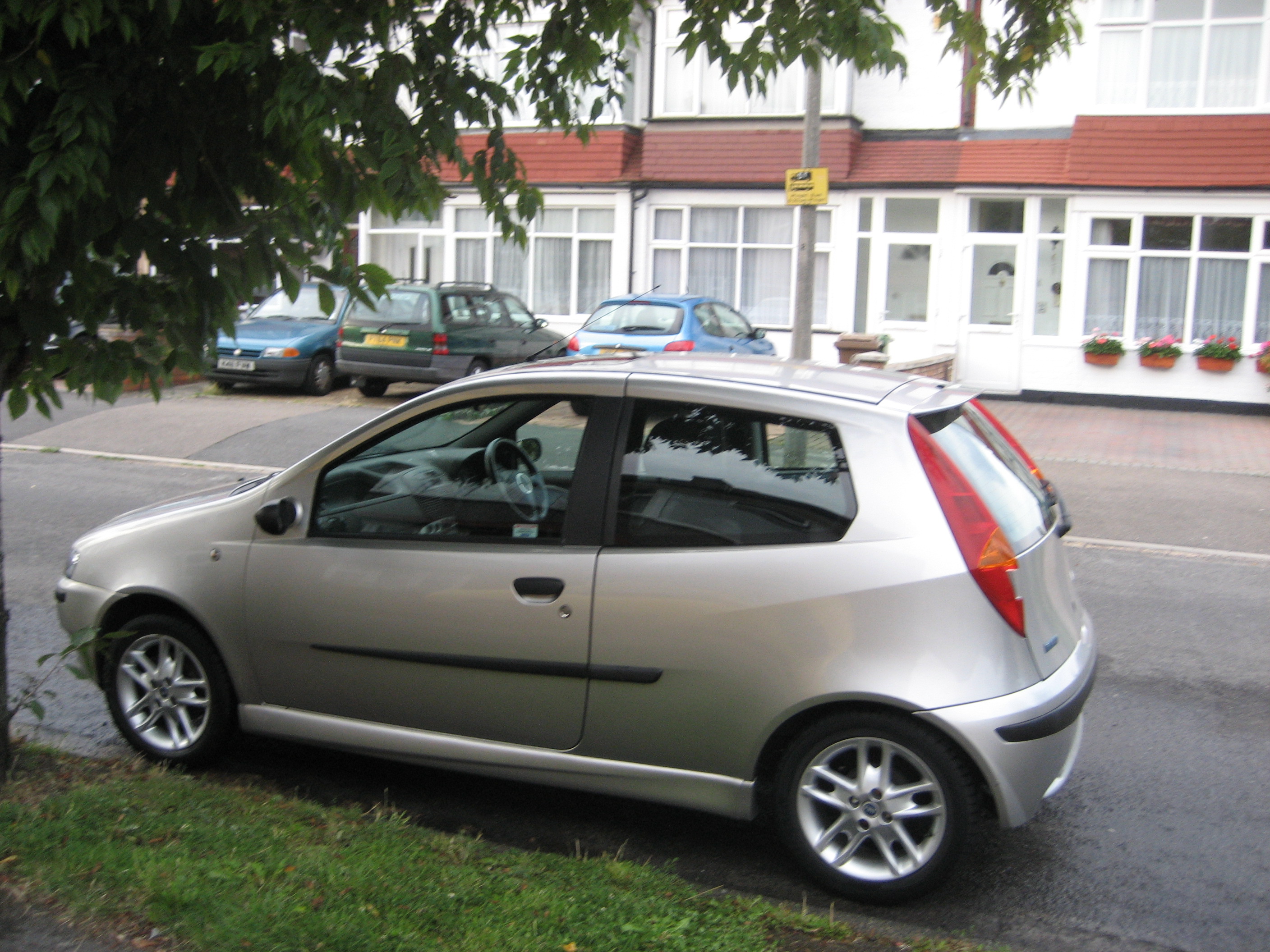 Punto Mk2 commuter shed side on